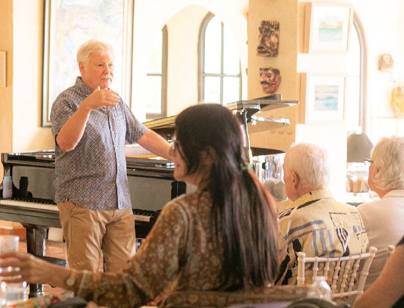 Ronald Tomarelli speaking to an audience before a performance in Puerto Vallarta, March 2026
